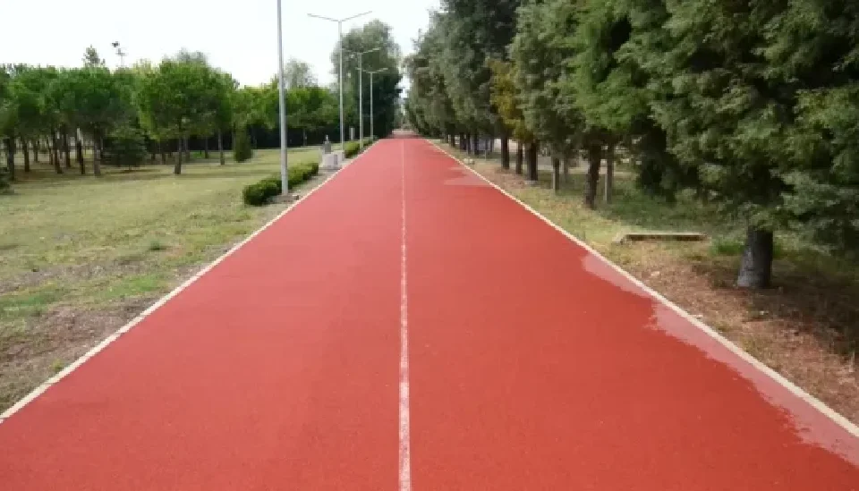 Yürüyüş Yolları İçin Kiremit Tozu ve Faydaları Kiremit tozu veya sektördeki adıyla kiremit irmiği, özellikle peyzaj mimarisi ve spor alanlarında yürüyüş yolları, parkurlar ve koşu alanları oluşturmak için sıkça tercih edilen doğal ve sürdürülebilir bir malzemedir.