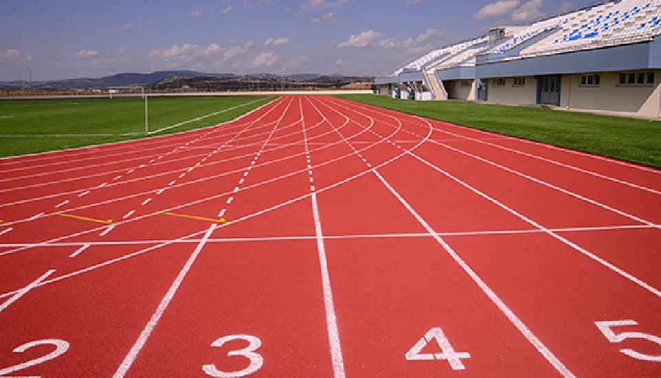 Koşu Yolları İçin Kiremit Tozu Avantajları Kiremit tozu, özellikle spor tesislerinde ve parklarda doğal koşu yolları oluşturmak için kullanılan, yüksek performanslı ve çevre dostu bir malzemedir.